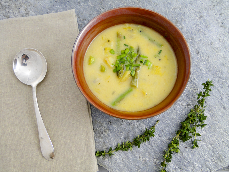 Leek, potato and asparagus soup 